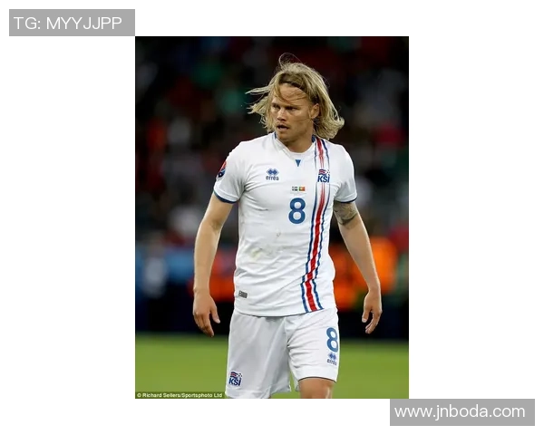 穿裆足球球星展现精湛技巧惊艳赛场引爆球迷热情 穿裆足球球星展现精湛技巧惊艳赛场引爆球迷热情