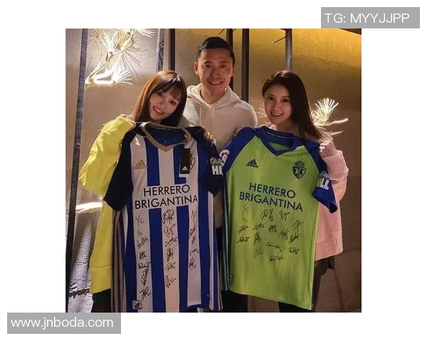 李小璐与国足球星之间的故事引发热议网友关注两人关系走向 李小璐与国足球星之间的故事引发热议网友关注两人关系走向