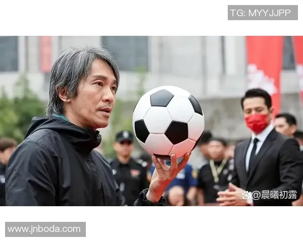 球迷梦幻时刻：当新一代球星遇见足球传奇巨星的震撼瞬间